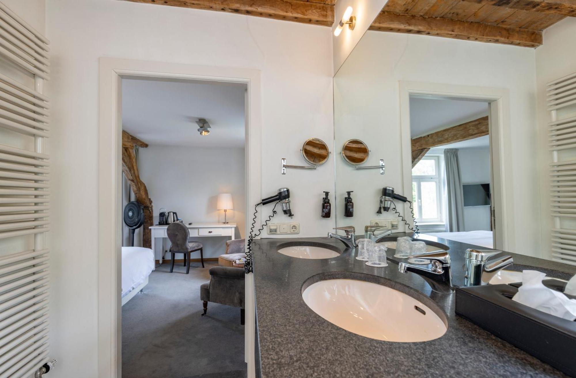 Double Room,1516449706:JPEG